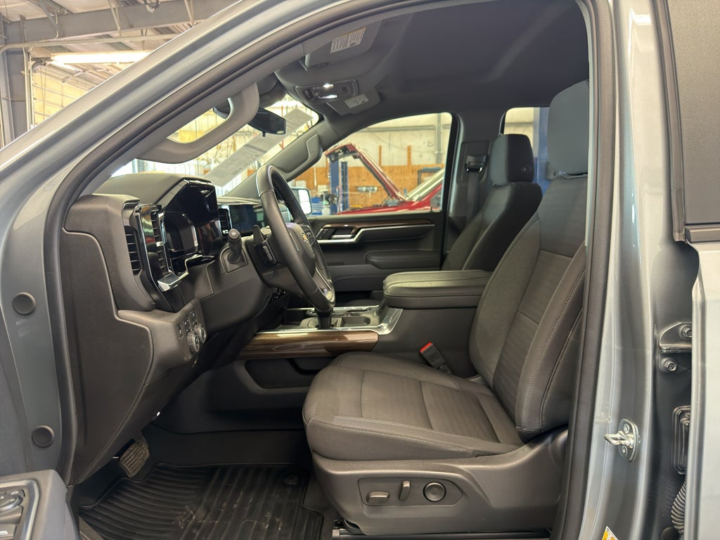 2025 Chevrolet Silverado LT
